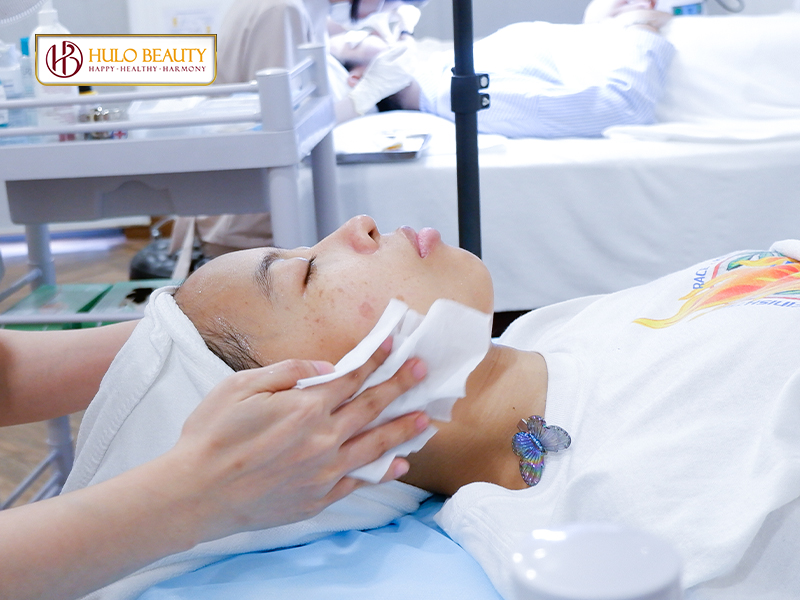 Bước 2: Vệ sinh da