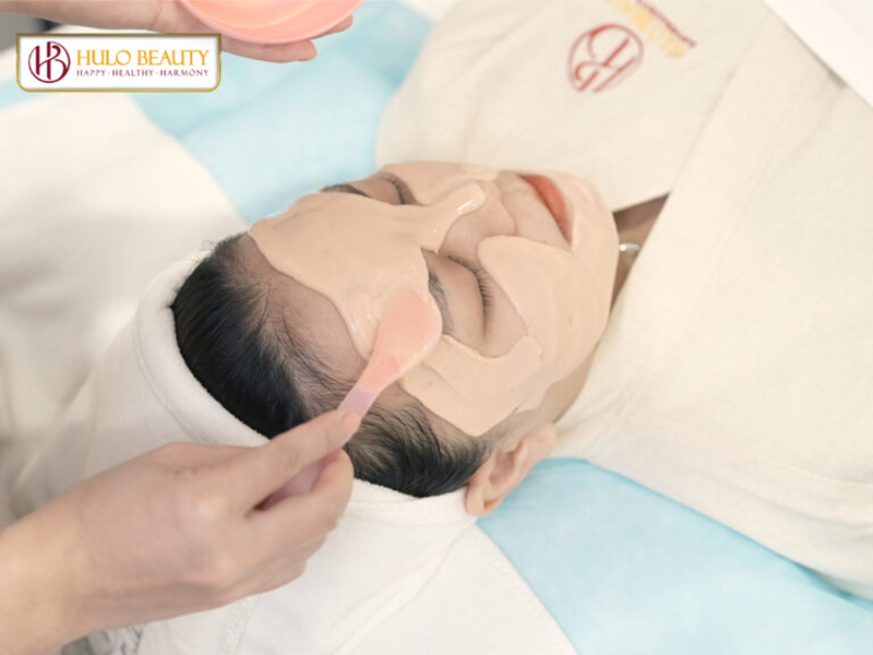 BƯỚC 5: ĐẮP MASK CẤP ẨM VÀ MASSAGE THƯ GIÃN