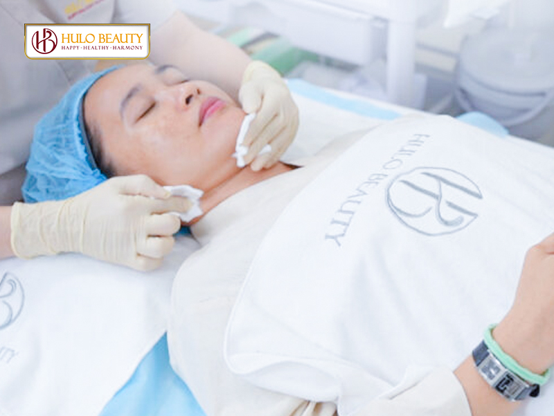Bước 1: Vệ sinh da